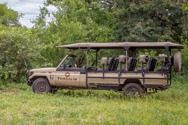 Pangolin-Mobile-Camp-land-cruiser