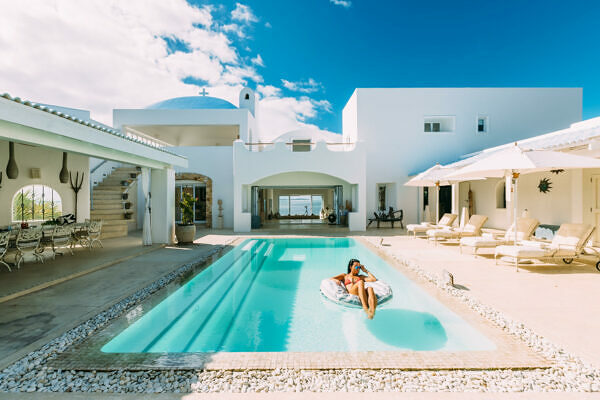 Santorini-pool courtyard 1