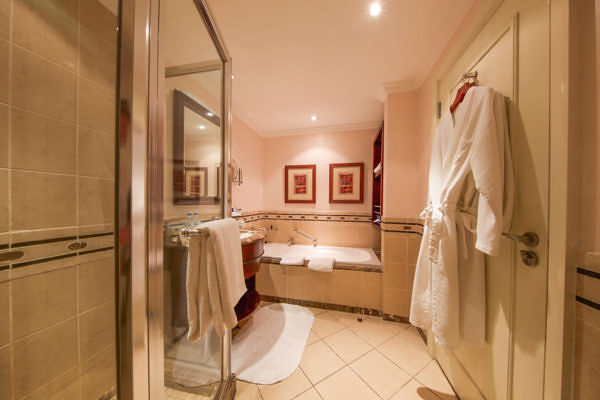 Kigali_Serena-kigalibathroom1