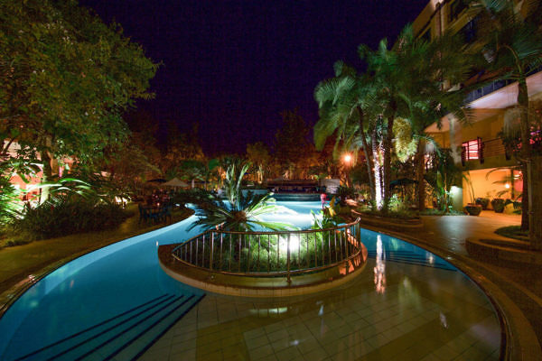 Kigali_Serena-poolkigaliatnight