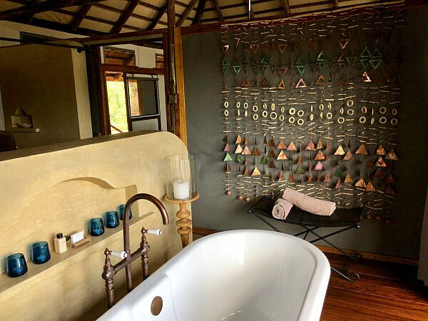 Chiawa-Camp-cc-safari-suite-bath