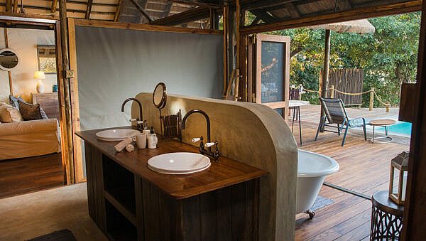 Chiawa-Camp-cc-safari-suite-interleading-bathroom