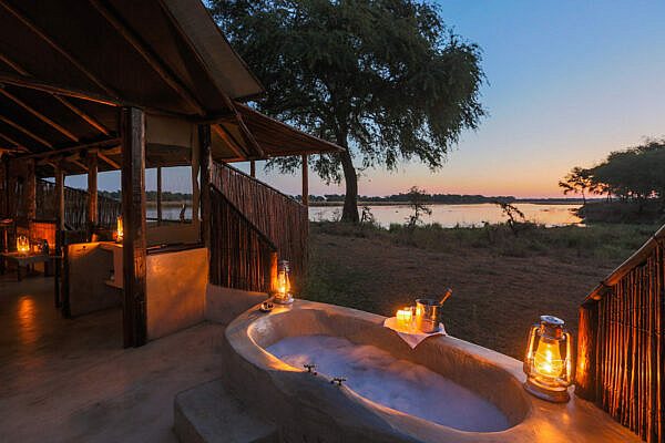 Old-Mondoro-Camp-chiawa-and-om-copyright-scott-ramsay-wwwlovewildafricacom-290