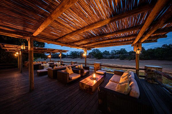 Mfuwe-Lodge-mfuwe-deck-03