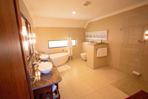 Ilala_Lodge-strathearn-suite-bathroom